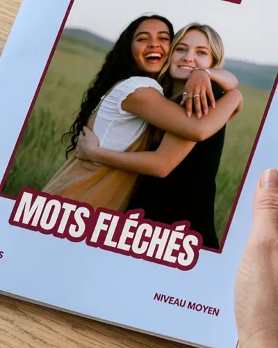 Détail de la couverture du magazine : deux amies qui s'enlacent